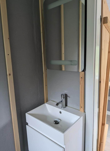 Bathroom 2, Tranquil Cabin Retreat- Sleeps 2, Parking, Powys