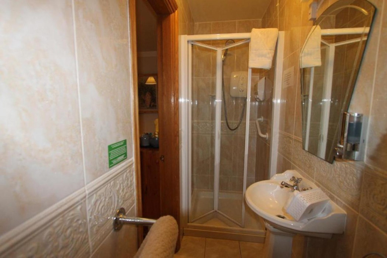 Bathroom 5, Woodlands