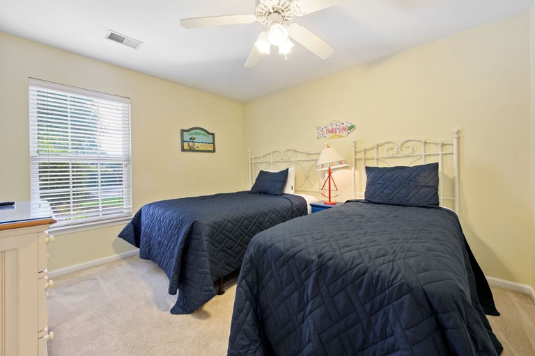 Room 5, Ground-floor 3-bedroom condo with stunning golf course views. 3 Condo by Peace Vacations, Georgetown