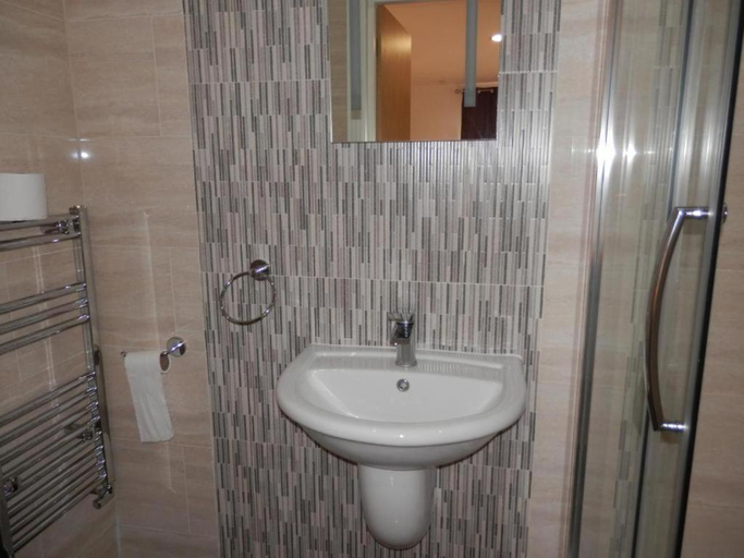 Bathroom 3, London Plus Heathrow B & B, London