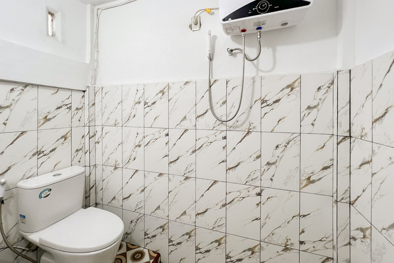 Bathroom 3, RedDoorz @ Raya Hotel Berastagi, Karo