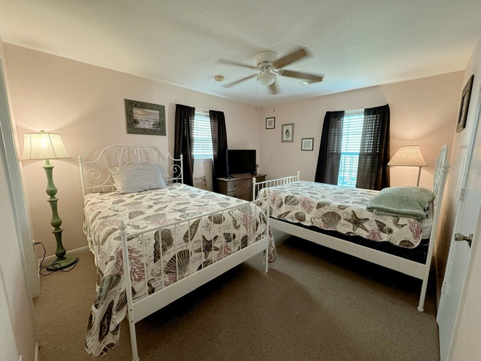 Room 5, Sea Note 3 Bedroom Home by RedAwning, Galveston