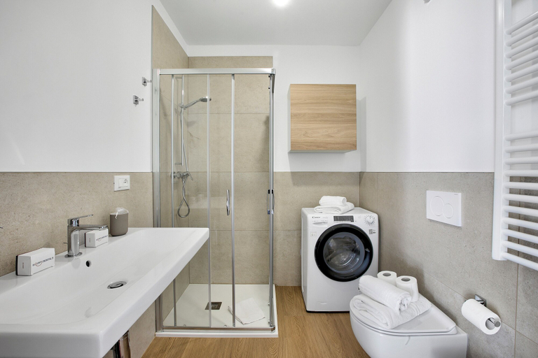 Bathroom 3, Ulivo and Magnolia Bike & River Apartment, Trento