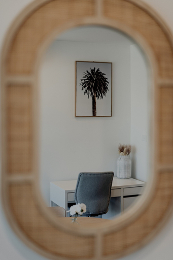Living room 2, Cosy 1-bed With Pool, Gym ,parking, Canberra