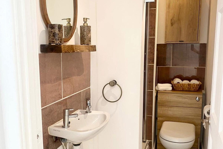 Bathroom 3, Central Tenby 3 Bed Apt Sleeps 6 to 8 Dog Friendly, Pembrokeshire