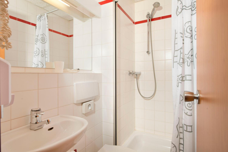 Bathroom 5, Days Inn by Wyndham Dortmund West, Dortmund