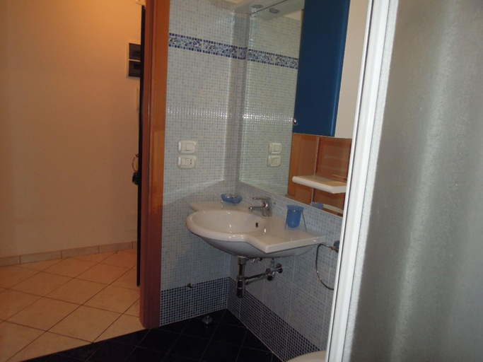 Bathroom 3, Apartment in Residence next to the beach - By Beahost Rentals, Venezia