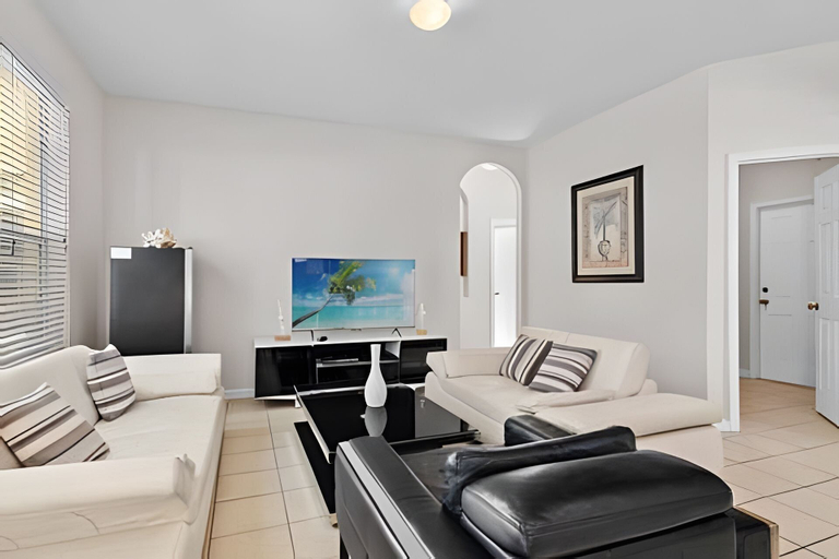 Living area 2, Windsor Hills 5BR 5min to Disney + Pool, Osceola