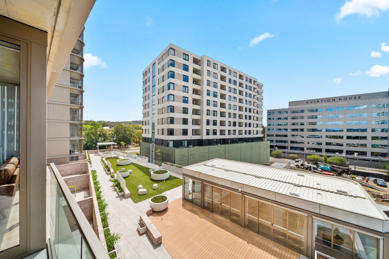 Balcony 5, Bright 2-bed Apartment With Gym, BBQ & Pool Access, Canberra