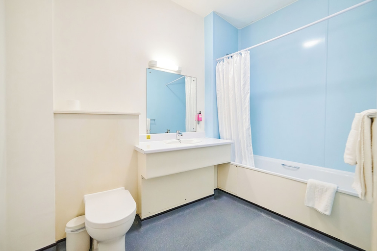 Bathroom 3, Discovery Inn Hotel, Leeds