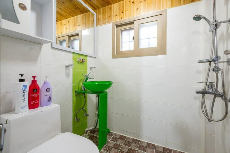 Bathroom, Hae and Dal Pension, Geoje