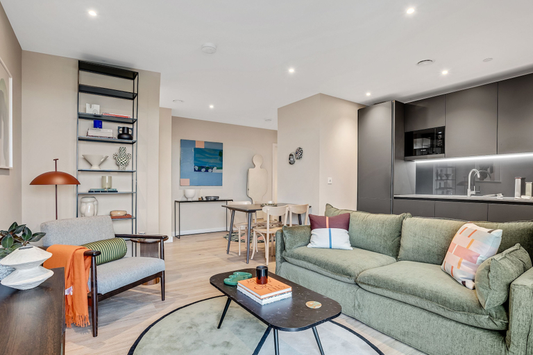 Room 2, Elegant Two-bedroom Flat With a Spacious Balcony, London