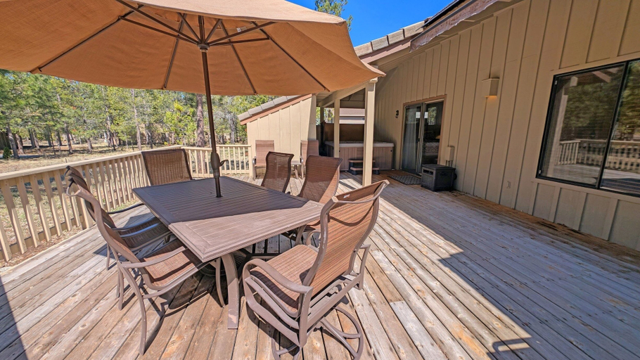 Outdoor dining 2, Big Leaf 4 3 Bedroom Home, Deschutes