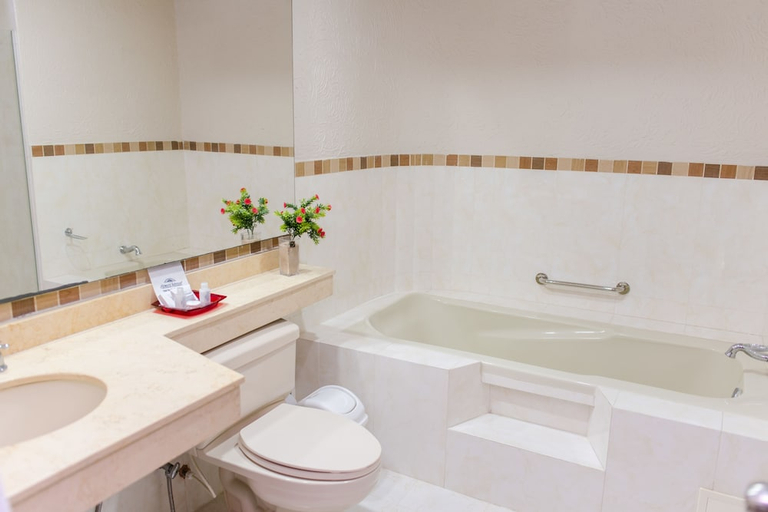 Bathroom 4, Howard Johnson Hotel Versalles Barranquilla, Barranquilla