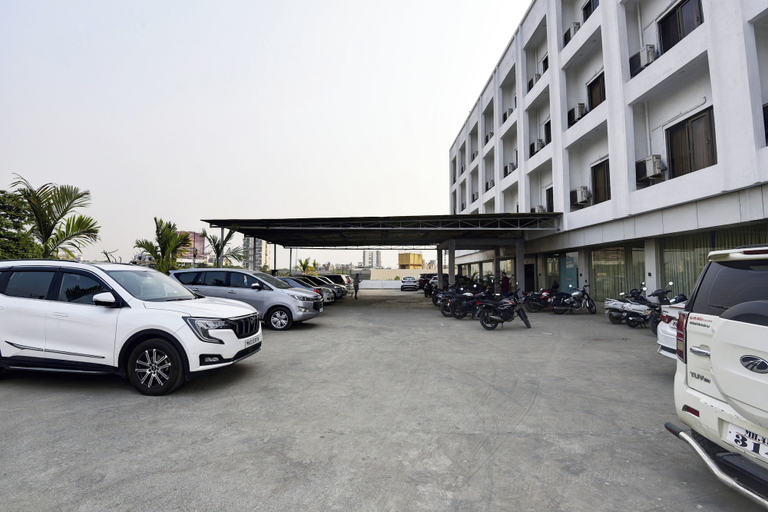 Parking, Glitz Hotels Devanshi Inn, Raigarh