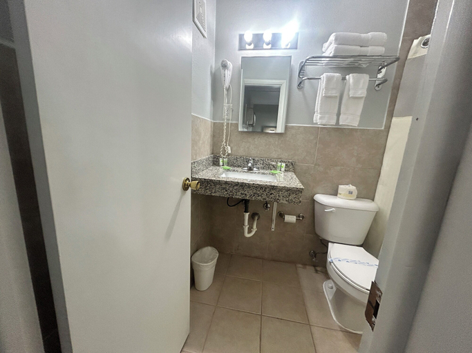 Bathroom 4, Budget Inn, Mahaska