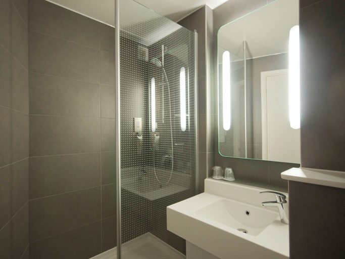 Bathroom 5, ibis London Thurrock M25, Thurrock