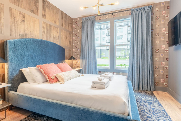 Room 5, Luxe 4BR Retreat With Hot Tub Skyline Deck, Davidson