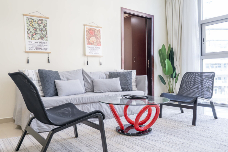 Room 5, Lovely and Spacious 1BR in DEC Tower Near Marina Walk, Dubai