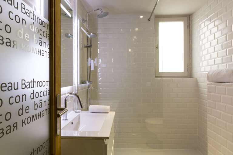 Bathroom 4, Hôtel Beauregard, The Originals Relais, Haute-Savoie