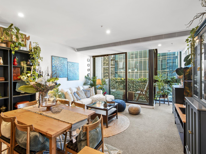 5, Chic 2-Bed Apartment with Balcony in Southbank, Melbourne