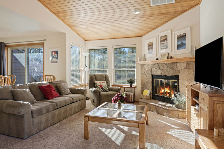 Living area 3, Fairway Village 8 3 Bedroom Condo, Deschutes