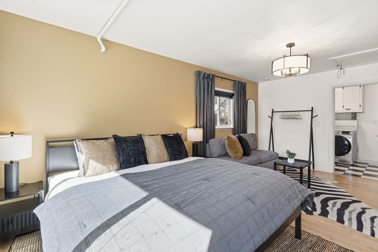 Room 2, Moody Modern Getaway Walk to CSU & City Park, Larimer
