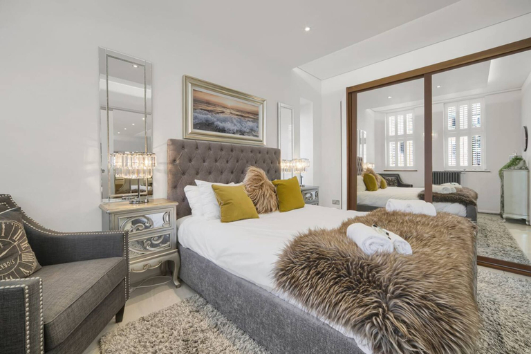 Room 5, Chic Luxury - Central - Beach Access - Wind, Swansea