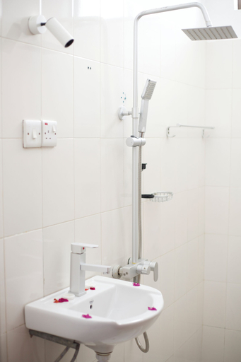 Bathroom 4, Barabara House, Kusini