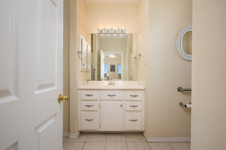 Bathroom 2, Lotz A View 4 Bedroom Home, Galveston