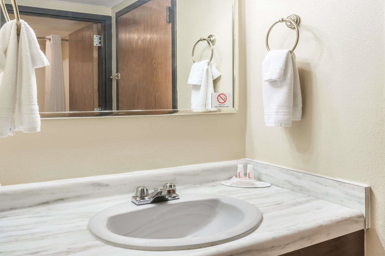 Bathroom 3, Super 8 By Wyndham Luverne, Rock