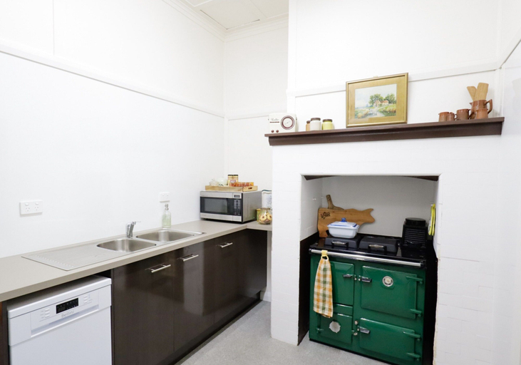 Private kitchen 2, Cosy 3-bed Home With Fireplace & Outdoor BBQ, Tenterfield