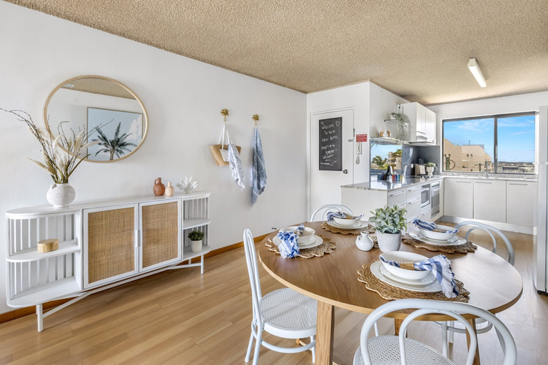 Dining, 2-bed Near Beach With BBQ & Stunning Ocean Views, Maroochy - Mooloolaba