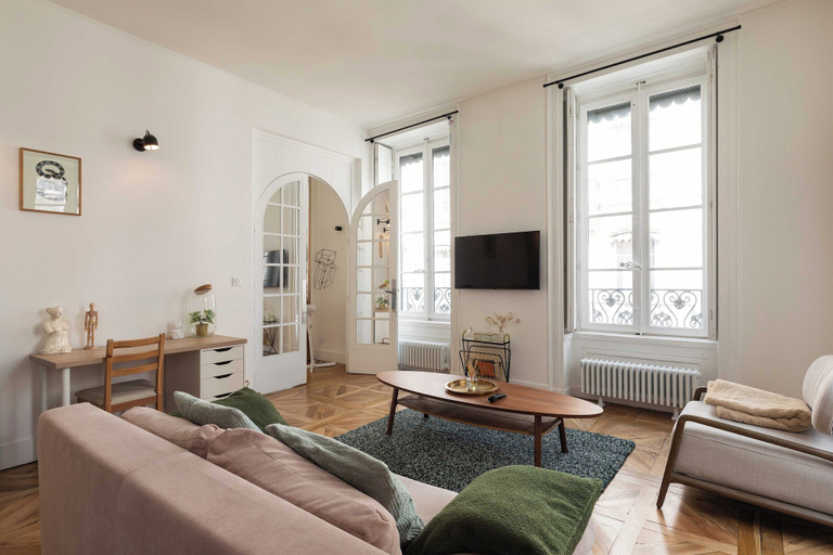 Living area 4, Luminous Apartment 2BR 4P - Bellecour Place Ampere, Rhône
