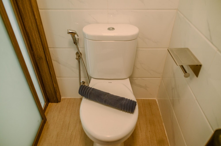 Bathroom 5, Comfortable Studio With Pool View At Sky House Bsd Apartment, Tangerang Selatan