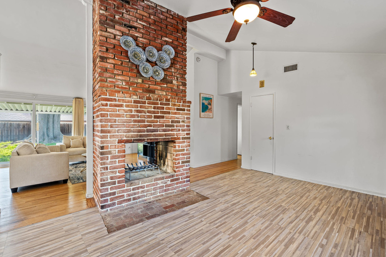Room 2, Perfect Family Home With Fireplace Spacious Yard, Los Angeles