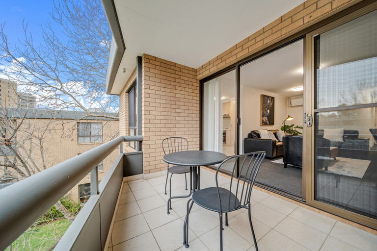 Outdoor dining 4, 2-bed With Pool, Bbq, Tennis Court & Parking, Canberra