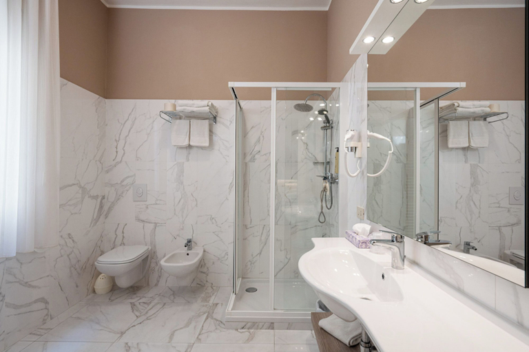 Bathroom 5, Hotel Olimpia, Bologna