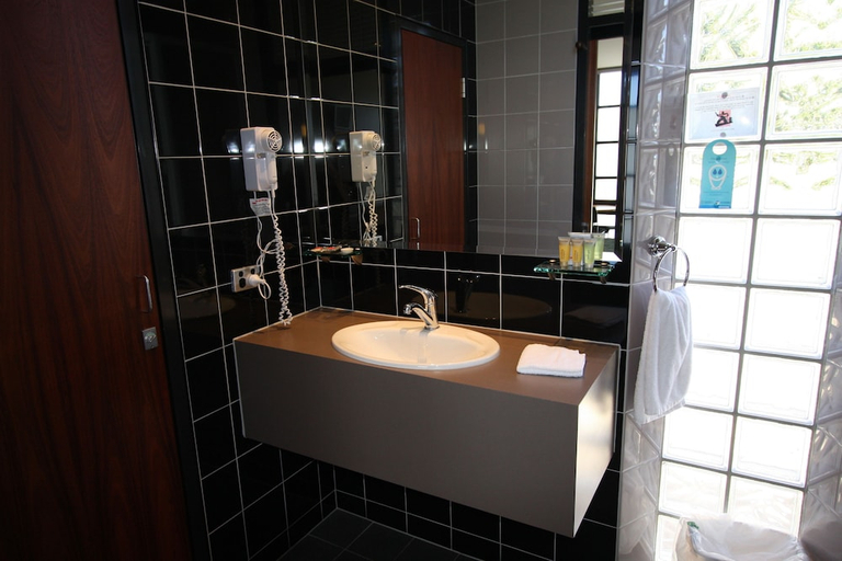 Bathroom 2, Highlander Hotel, Adelaide