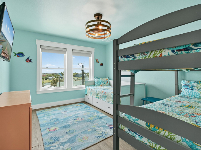 Room 5, Coastal Vibes Rp230 3 Bedroom Home, Aransas