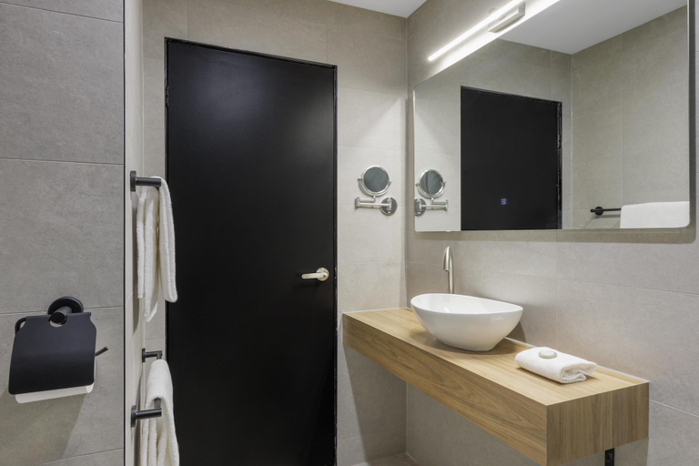 Bathroom 5, Park Inn By Radisson Melbourne Carlton, Melbourne