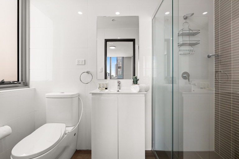 Bathroom, Central 2-bed With Parking & Stunning Views, Sydney