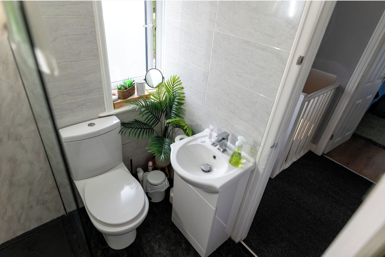 Bathroom 3, 3bedroom-sleeps5-wifi-singlecarparking, Manchester
