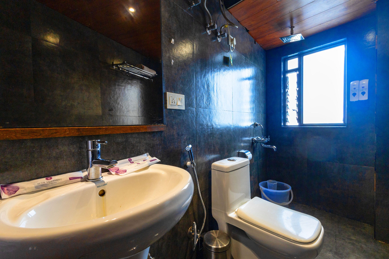 Bathroom 4, Sumitel Vista 800m from Mall Road, Darjiling