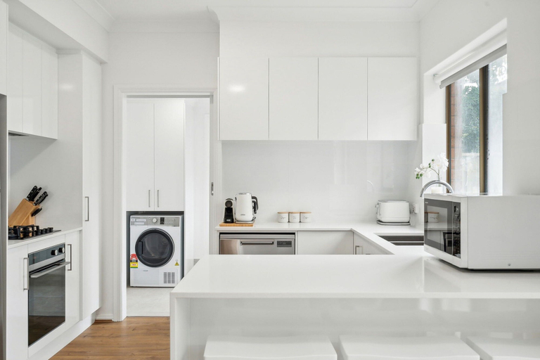 Private kitchen 2, Coastal Luxury: 3-bed Townhouse 150m From Beach, Adelaide