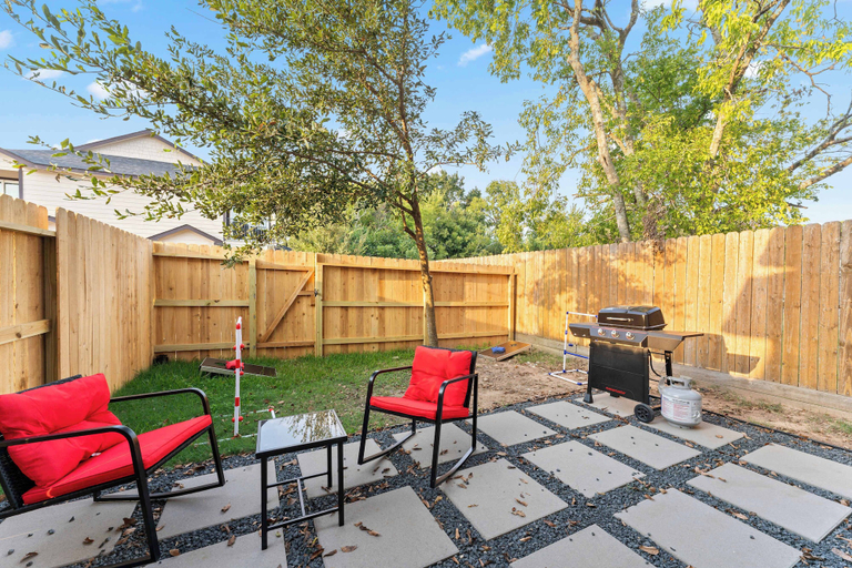 Room 5, NRG Medcenter 2BD 2 5BA w Fencedyard King Bed, Houston