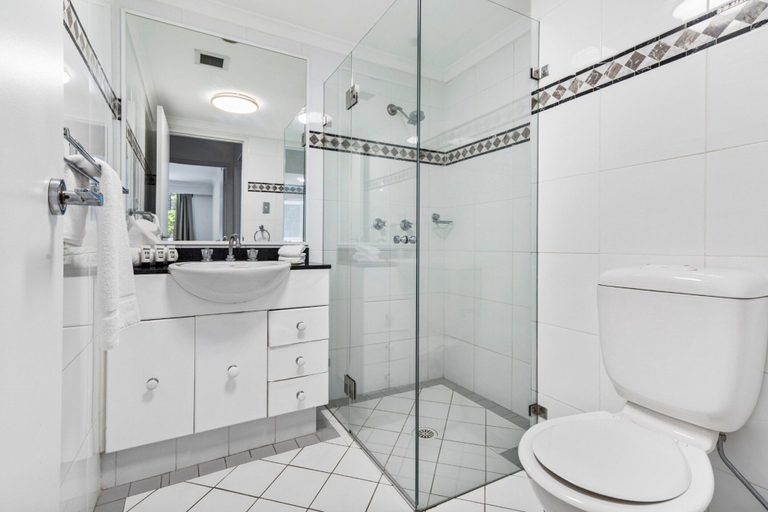 Bathroom 4, Poolside 2-bed Haven, Walk to City Centre, Sydney