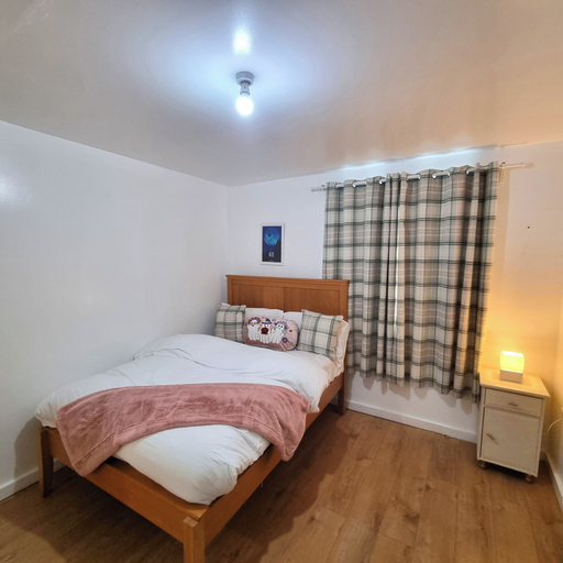 Room 2, Forge Lane Cozy Apartment, Medway