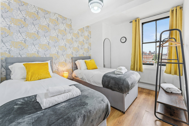 Room 3, 3 Bed Flat - Sleeps 8 - Parking - Wifi, Birmingham