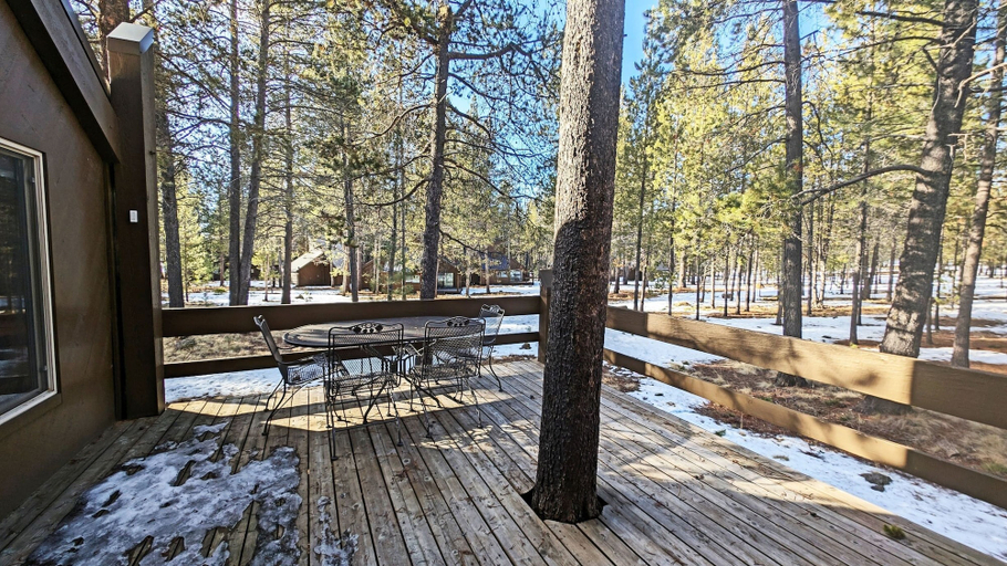 Outdoor dining, Pole House 10 2 Bedroom Cabin, Deschutes